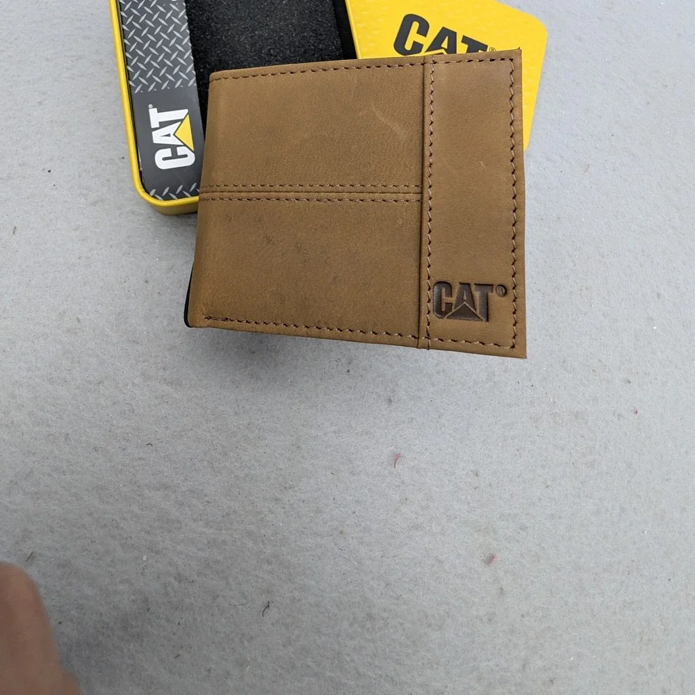CAT 29CTW00017-230 Leather RFID Bi-fold Wallet Men Tan Genuine Leather OS